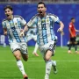 Lionel Messi dan Julian Alvarez dari timnas Argentina melakukan selebrasi gembira sambil berlari di lapangan hijau setelah mencetak gol.