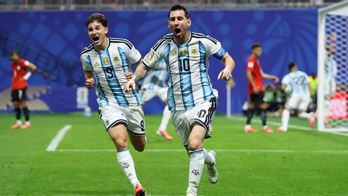 Lionel Messi dan Julian Alvarez dari timnas Argentina melakukan selebrasi gembira sambil berlari di lapangan hijau setelah mencetak gol.