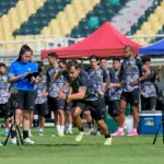 Pemain baru Persebaya mengasah kecepatan dan fisik mereka selama latihan tim yang intens, fokus pada membangun hubungan dan kekompakan dalam skuad yang direvitalisasi.