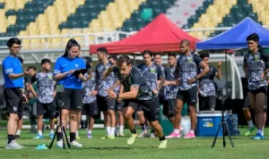 kekompakan-persebaya-tantangan-pemain-baru.webp Pemain baru Persebaya mengasah kecepatan dan fisik mereka selama latihan tim yang intens, fokus pada membangun hubungan dan kekompakan dalam skuad yang direvitalisasi.