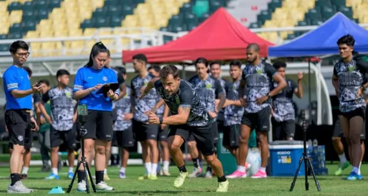 kekompakan-persebaya-tantangan-pemain-baru.webp Pemain baru Persebaya mengasah kecepatan dan fisik mereka selama latihan tim yang intens, fokus pada membangun hubungan dan kekompakan dalam skuad yang direvitalisasi.