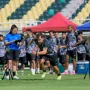 Pemain baru Persebaya mengasah kecepatan dan fisik mereka selama latihan tim yang intens, fokus pada membangun hubungan dan kekompakan dalam skuad yang direvitalisasi.
