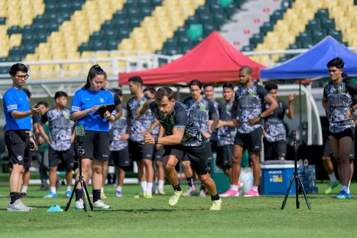 Pemain baru Persebaya mengasah kecepatan dan fisik mereka selama latihan tim yang intens, fokus pada membangun hubungan dan kekompakan dalam skuad yang direvitalisasi.