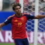 Pemain muda Spanyol Lamine Yamal merayakan gol dengan merentangkan kedua tangannya di depan gawang.