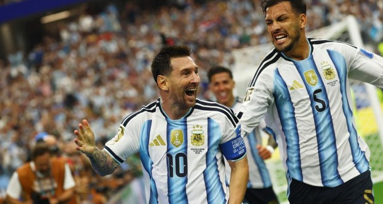 lionel-messi-rekor-20-gol-piala-dunia.webp Ekspresi kegembiraan Lionel Messi setelah berhasil memecahkan rekor mencetak 20 gol sepanjang sejarah Piala Dunia.