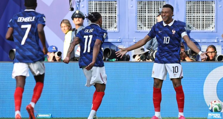 hasil-pertandingan-prancis-vs-paraguay-piala-dunia.webp Kylian Mbappe merayakan gol bersama Michael Olise dan Ousmane Dembele untuk timnas Prancis saat melawan Paraguay.