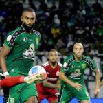 persebaya-surabaya-vs-psms-medan-semifinal.webp Pemain Persebaya Surabaya mengontrol bola saat laga sengit melawan PSMS Medan.