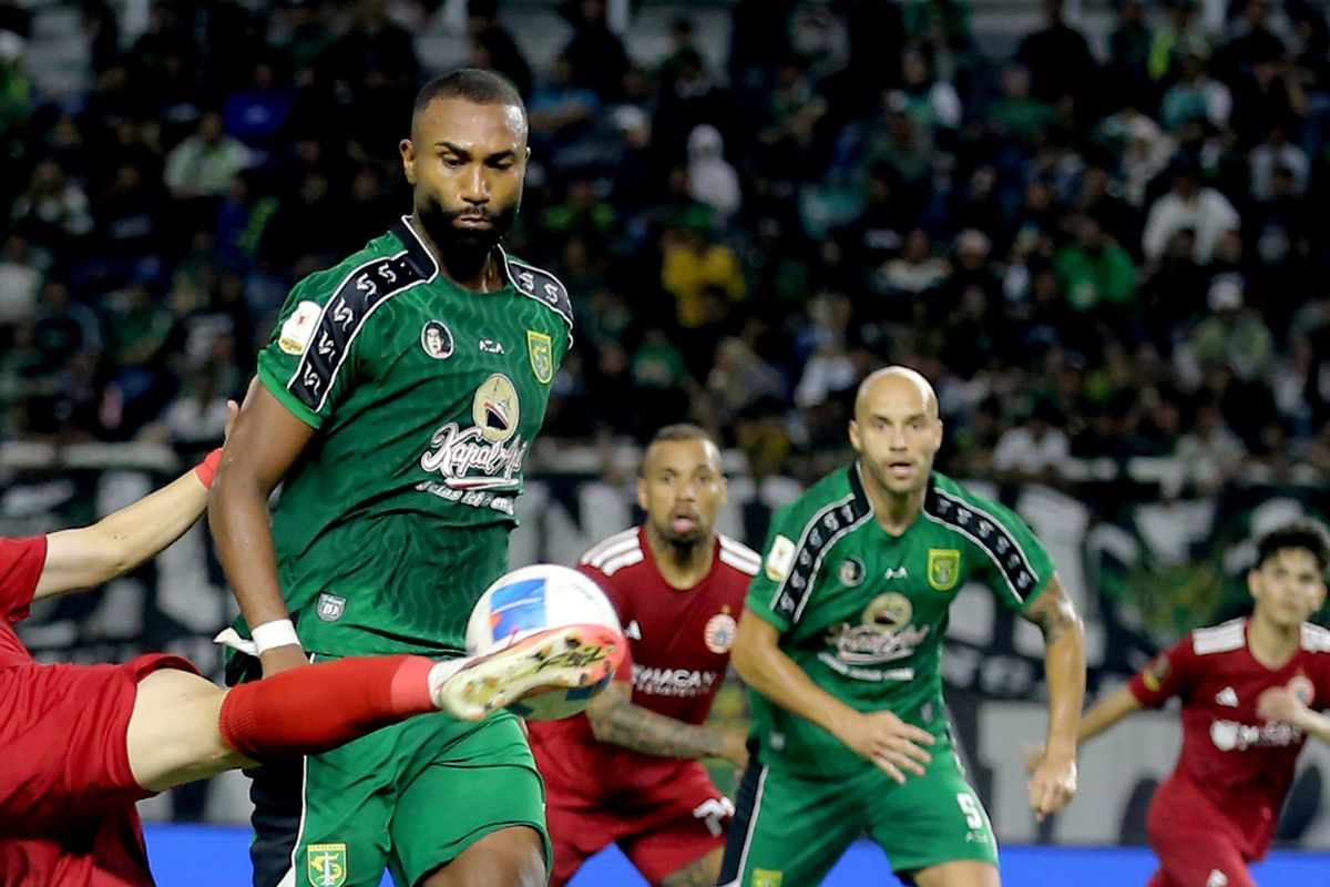 Pemain Persebaya Surabaya mengontrol bola saat laga sengit melawan PSMS Medan.