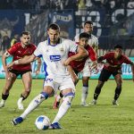 jadwal-piala-presiden-2026-jumat-31-juli.webp Pemain Persib Bandung nomor 99 mengiringi bola dalam laga sengit turnamen Piala Presiden 2026.