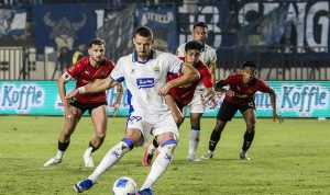 Pemain Persib Bandung nomor 99 mengiringi bola dalam laga sengit turnamen Piala Presiden 2026.