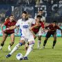 Pemain Persib Bandung nomor 99 mengiringi bola dalam laga sengit turnamen Piala Presiden 2026.