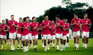 Para pemain Timnas Indonesia sedang melakukan latihan lari dalam sesi TC di Bali sebagai persiapan menyambut AFF 2026.