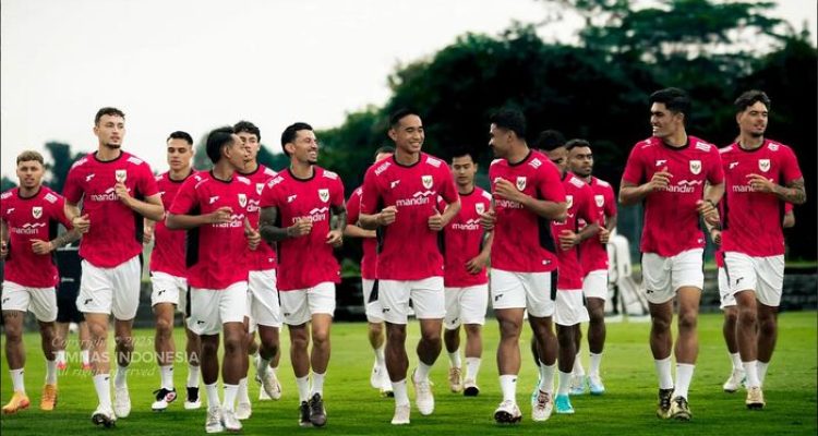 timnas-indonesia-tc-bali-aff-2026.webp Para pemain Timnas Indonesia sedang melakukan latihan lari dalam sesi TC di Bali sebagai persiapan menyambut AFF 2026.