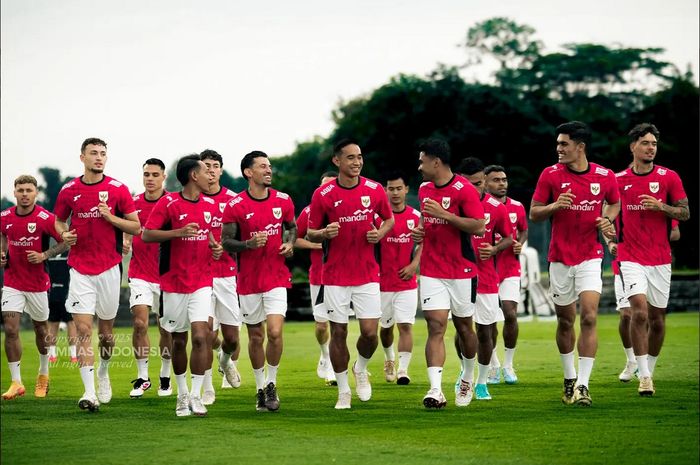 Para pemain Timnas Indonesia sedang melakukan latihan lari dalam sesi TC di Bali sebagai persiapan menyambut AFF 2026.