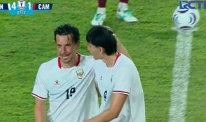 Thom Haye merayakan gol bersama rekan setimnya saat Timnas Indonesia bertanding melawan Kamboja.