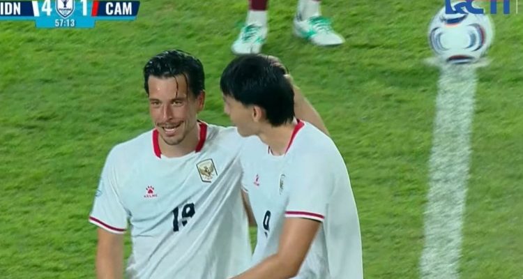 Thom Haye merayakan gol bersama rekan setimnya saat Timnas Indonesia bertanding melawan Kamboja.