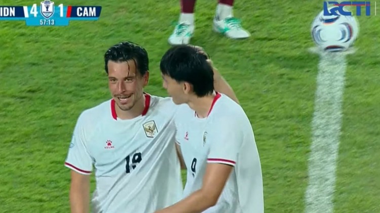 Thom Haye merayakan gol bersama rekan setimnya saat Timnas Indonesia bertanding melawan Kamboja.
