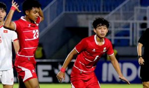 Aksi para pemain Timnas Indonesia U-17 saat berduel sengit melawan Malaysia di lapangan.