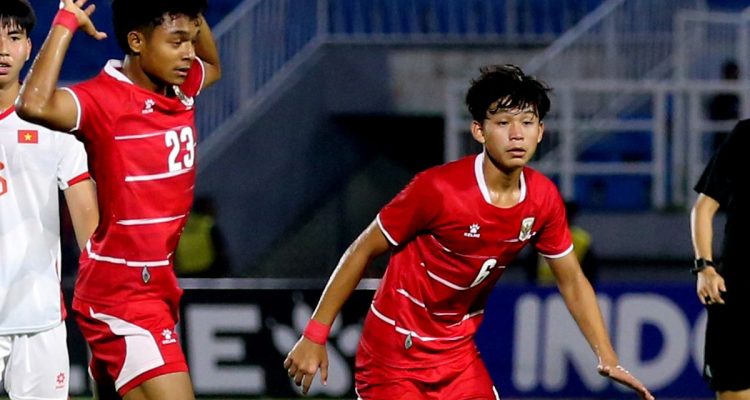 hasil-pertandingan-indonesia-u-17-vs-malaysia.webp Aksi para pemain Timnas Indonesia U-17 saat berduel sengit melawan Malaysia di lapangan.