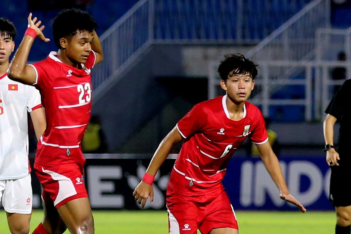 Aksi para pemain Timnas Indonesia U-17 saat berduel sengit melawan Malaysia di lapangan.