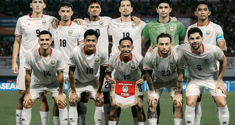 prediksi-susunan-pemain-timnas-indonesia.webp Starting eleven pemain Timnas Indonesia berfoto bersama di lapangan sebelum laga melawan Timor Leste.