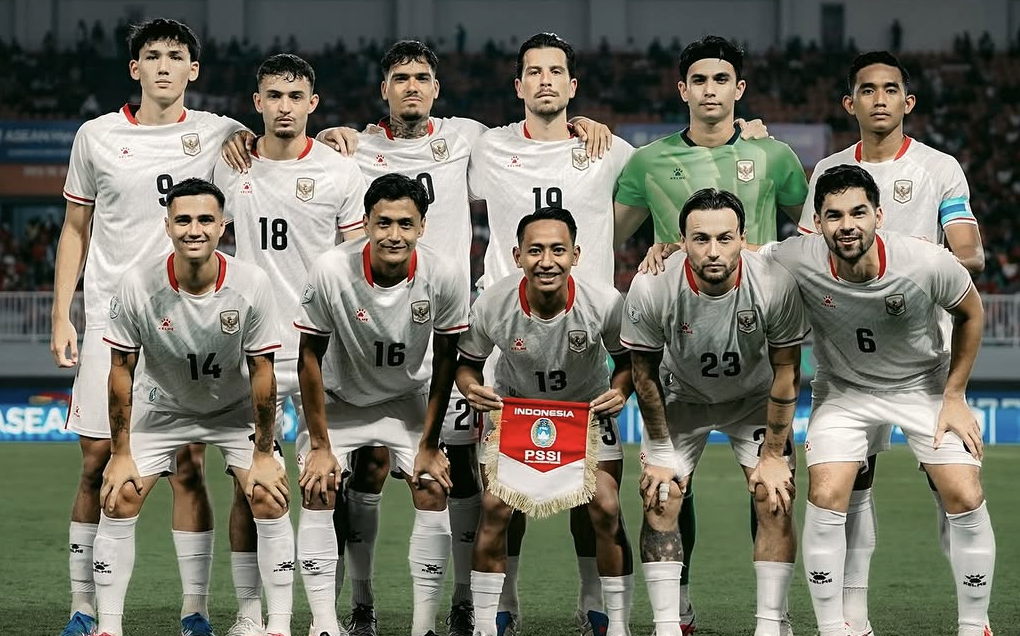 Starting eleven pemain Timnas Indonesia berfoto bersama di lapangan sebelum laga melawan Timor Leste.