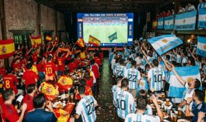 nobar-final-piala-dunia-2026.webp Suasana nonton bareng final Piala Dunia 2026 antara pendukung Spanyol dan Argentina di dalam ruangan.