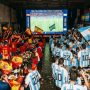 Suasana nonton bareng final Piala Dunia 2026 antara pendukung Spanyol dan Argentina di dalam ruangan.