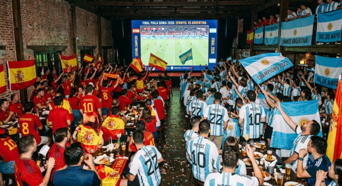 Suasana nonton bareng final Piala Dunia 2026 antara pendukung Spanyol dan Argentina di dalam ruangan.