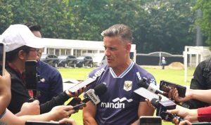john-herdman-persiapan-timnas-indonesia-aff-2026.webp Pelatih John Herdman saat diwawancarai awak media mengenai persiapan skuad Garuda menjelang turnamen AFF 2026.