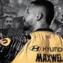 Maxwell Souza tampak belakang mengenakan jersey kuning hitam bertuliskan namanya sebelum memutuskan hengkang ke klub kasta kedua Liga Italia (Serie B).