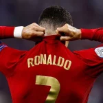 cristiano-ronaldo-kecewa-portugal-disingkirkan-spanyol.webp Tampak belakang Cristiano Ronaldo menarik bagian belakang jersei Portugal nomor 7 miliknya dengan ekspresi kecewa usai kalah dari Spanyol.