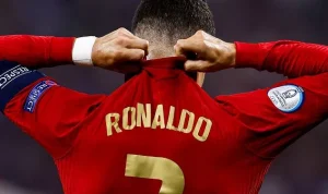 Tampak belakang Cristiano Ronaldo menarik bagian belakang jersei Portugal nomor 7 miliknya dengan ekspresi kecewa usai kalah dari Spanyol.