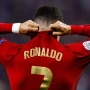 Tampak belakang Cristiano Ronaldo menarik bagian belakang jersei Portugal nomor 7 miliknya dengan ekspresi kecewa usai kalah dari Spanyol.
