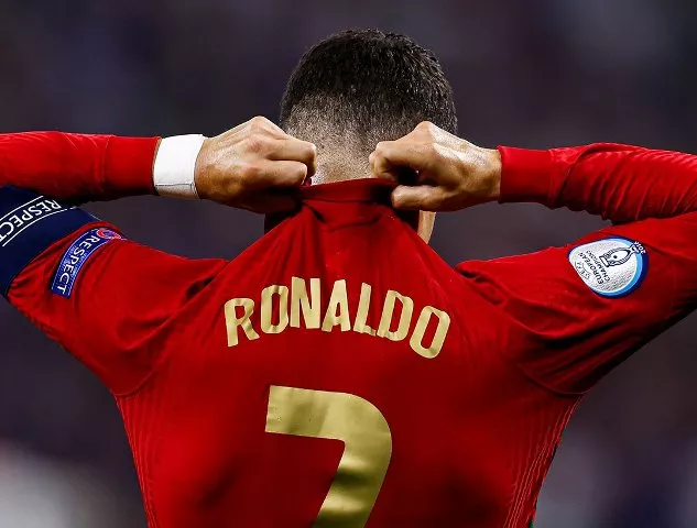 Tampak belakang Cristiano Ronaldo menarik bagian belakang jersei Portugal nomor 7 miliknya dengan ekspresi kecewa usai kalah dari Spanyol.