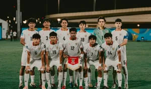 Skuad utama Timnas Indonesia U-17 berfoto bersama sebelum pertandingan melawan Malaysia U-17.