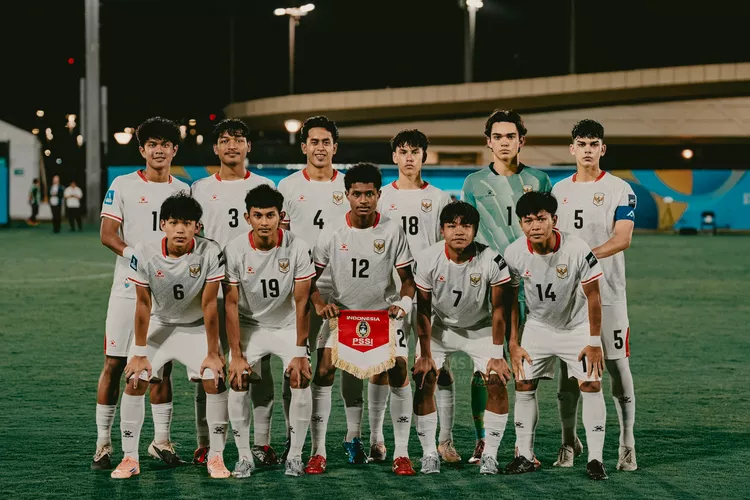 Skuad utama Timnas Indonesia U-17 berfoto bersama sebelum pertandingan melawan Malaysia U-17.