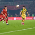 jadwal-persebaya-vs-persija-piala-presiden-2026.webp Pertandingan sengit antara pemain Persebaya Surabaya berjersey kuning melawan pemain Persija Jakarta di turnamen Piala Presiden 2026.