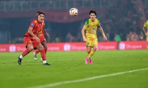 Pertandingan sengit antara pemain Persebaya Surabaya berjersey kuning melawan pemain Persija Jakarta di turnamen Piala Presiden 2026.