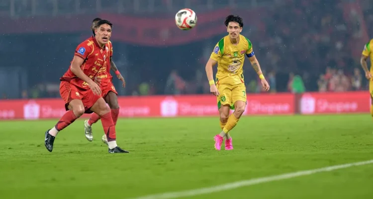 Pertandingan sengit antara pemain Persebaya Surabaya berjersey kuning melawan pemain Persija Jakarta di turnamen Piala Presiden 2026.
