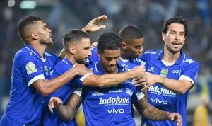 Pemain Persib Bandung merayakan gol bersama dalam pertandingan sebagai persiapan menghadapi Piala Presiden 2026 dengan fokus utama ACL Two dan kompetisi lainnya.