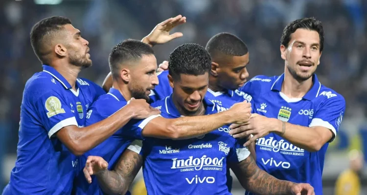 Pemain Persib Bandung merayakan gol bersama dalam pertandingan sebagai persiapan menghadapi Piala Presiden 2026 dengan fokus utama ACL Two dan kompetisi lainnya.
