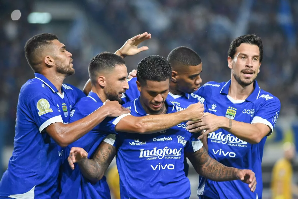 Pemain Persib Bandung merayakan gol bersama dalam pertandingan sebagai persiapan menghadapi Piala Presiden 2026 dengan fokus utama ACL Two dan kompetisi lainnya.