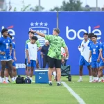 Pelatih Persib Bandung memberikan instruksi kepada para pemain dalam sesi latihan perdana tim.
