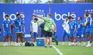 persib-bandung-latihan-perdana-bojan-hodak.webp Pelatih Persib Bandung memberikan instruksi kepada para pemain dalam sesi latihan perdana tim.