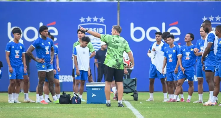 persib-bandung-latihan-perdana-bojan-hodak.webp Pelatih Persib Bandung memberikan instruksi kepada para pemain dalam sesi latihan perdana tim.