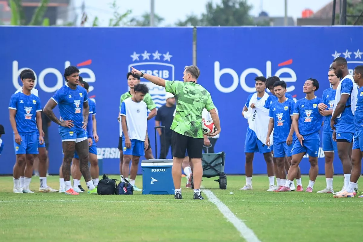 Pelatih Persib Bandung memberikan instruksi kepada para pemain dalam sesi latihan perdana tim.