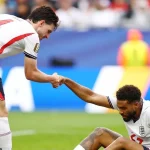 Momen solidaritas duo bintang Arsenal, Declan Rice dan Bukayo Saka, saat berjuang bersama tim nasional. Arsenal sukses mengirimkan 8 pemainnya ke babak semifinal Piala Dunia.