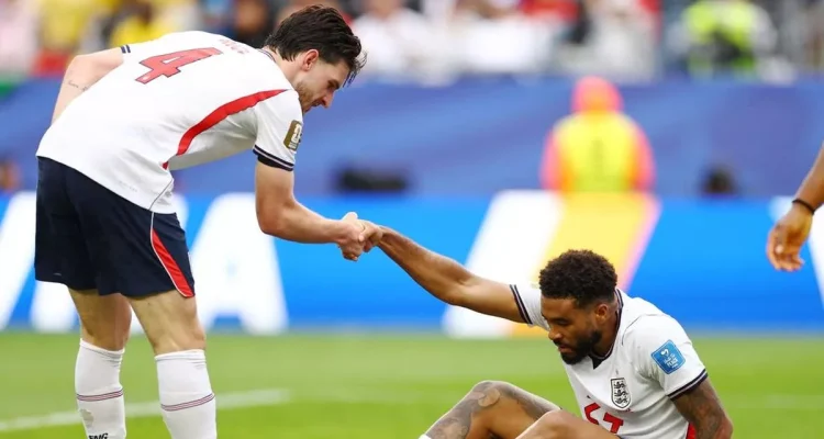 pemain-arsenal-di-semifinal-piala-dunia-2026.webp Momen solidaritas duo bintang Arsenal, Declan Rice dan Bukayo Saka, saat berjuang bersama tim nasional. Arsenal sukses mengirimkan 8 pemainnya ke babak semifinal Piala Dunia.
