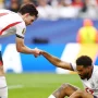 Momen solidaritas duo bintang Arsenal, Declan Rice dan Bukayo Saka, saat berjuang bersama tim nasional. Arsenal sukses mengirimkan 8 pemainnya ke babak semifinal Piala Dunia.